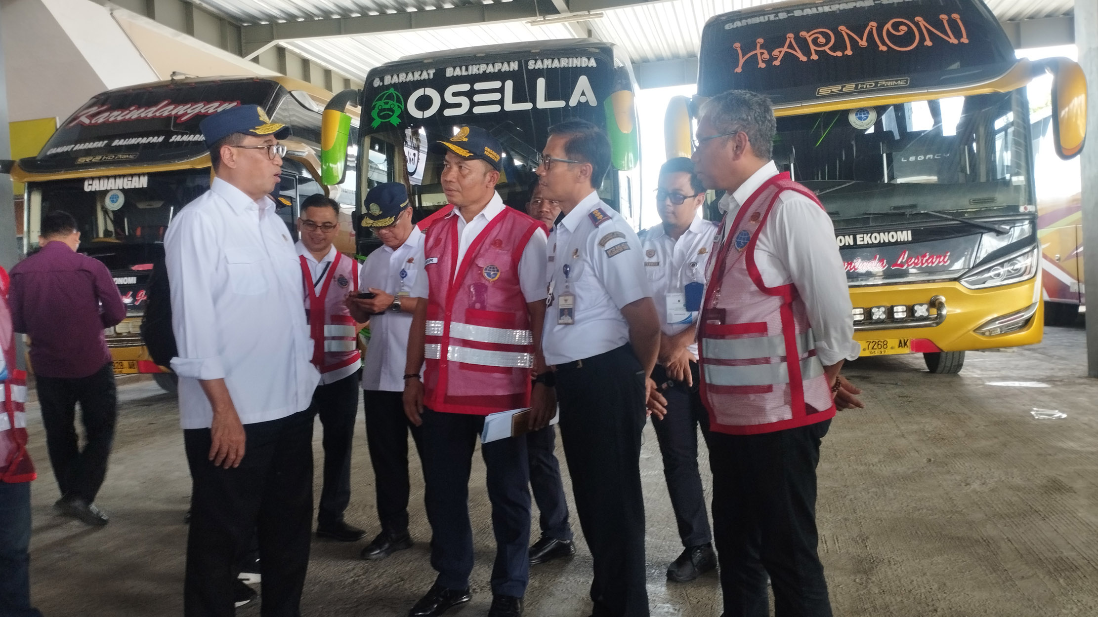 DENNY SAPUTRA/KALTIM POST SEKSAMA: Menteri Perhubungan Budi Karya Sumadi (kiri) memberi sejumlah pengarahan kepada Muiz Thohir (depan kedua kanan) di sela persiapan peresmian Terminal Samarinda Seber