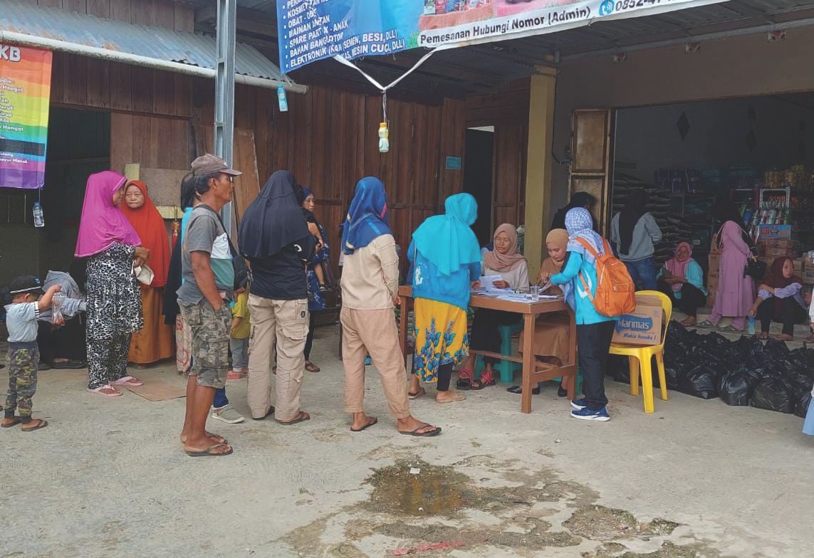 IST ANTREAN: Masyarakat sambut antusias operasi pasar murah yang digelar, Selasa (5/3).