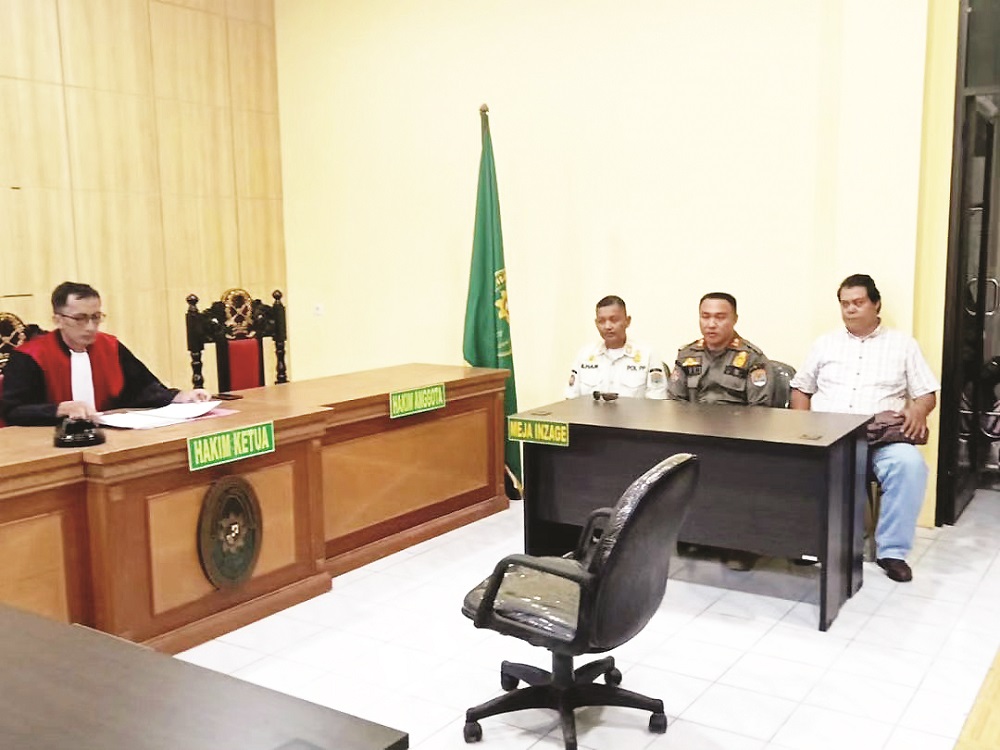 TIPIRING: Dua dari tiga pasangan bukan suami istri yang terjaring razia menjalani sidang tipiring di PN Negeri Tarakan, Kamis (7/3). FOTO: DOK SATPOL PP TARAKAN
