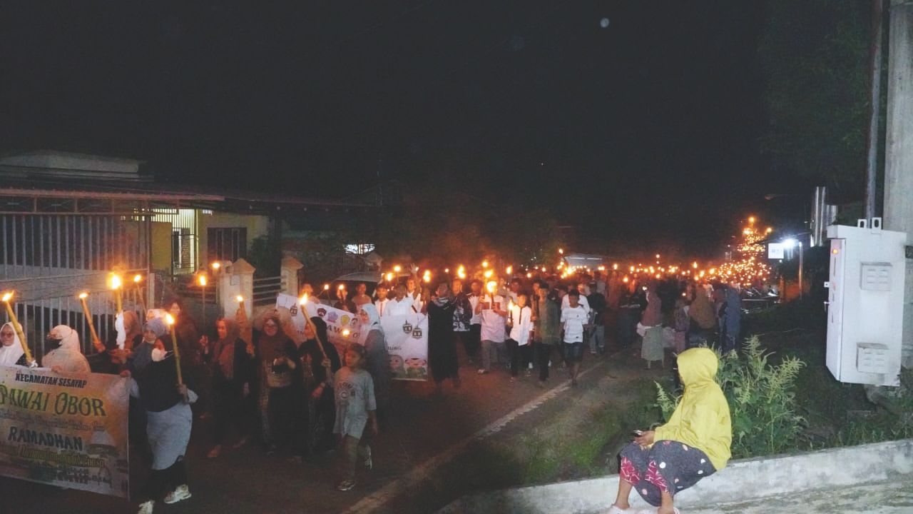 IST MERIAH: Ribuah peserta ramaikan pawai obor sambut Ramadan 1445 H/2024 yang digelar, Senin malam (10/3).
