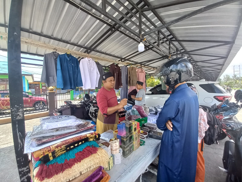 PIJAI PASARUJA/RADAR TARAKAN RAUP REZEKI: Abdul Halim melayani pembeli di halaman parkir Masjid Agung Istiqomah, Minggu (17/3).