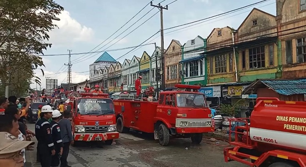 ISTIMEWA PADAM: Petugas pemadam kebakaran setelah berjibaku selama dua jam akhirnya berhasil memadamkan api yang membakar 12 ruko di Pasar Petung.