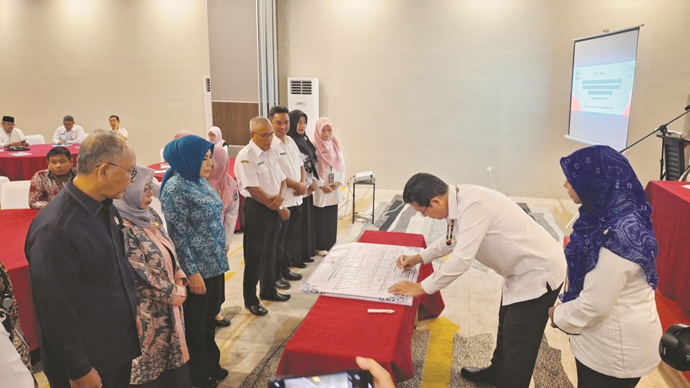 ISTIMEWA KOMITMEN: Wagub Kaltara, Yansen TP menandatangani pakta integritas pencegahan perkawinan anak dan penguatan layanan pemenuhan hak anak di Kaltara.
