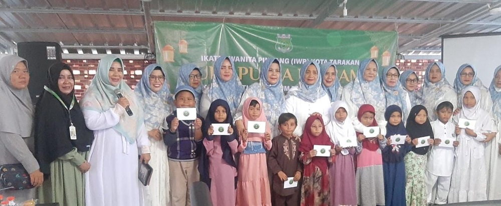 FOTO BERSAMA: Ikatan Wanita Pinrang (IWP) Tarakan buka puasa bersama dengan anak yatim dan dhuafa binaan Baznas Tarakan beberapa waktu lalu