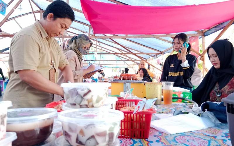 AMBIL SAMPEL: Petugas BPOM Tarakan melakukan uji sampel takjil di Tanjung Selor