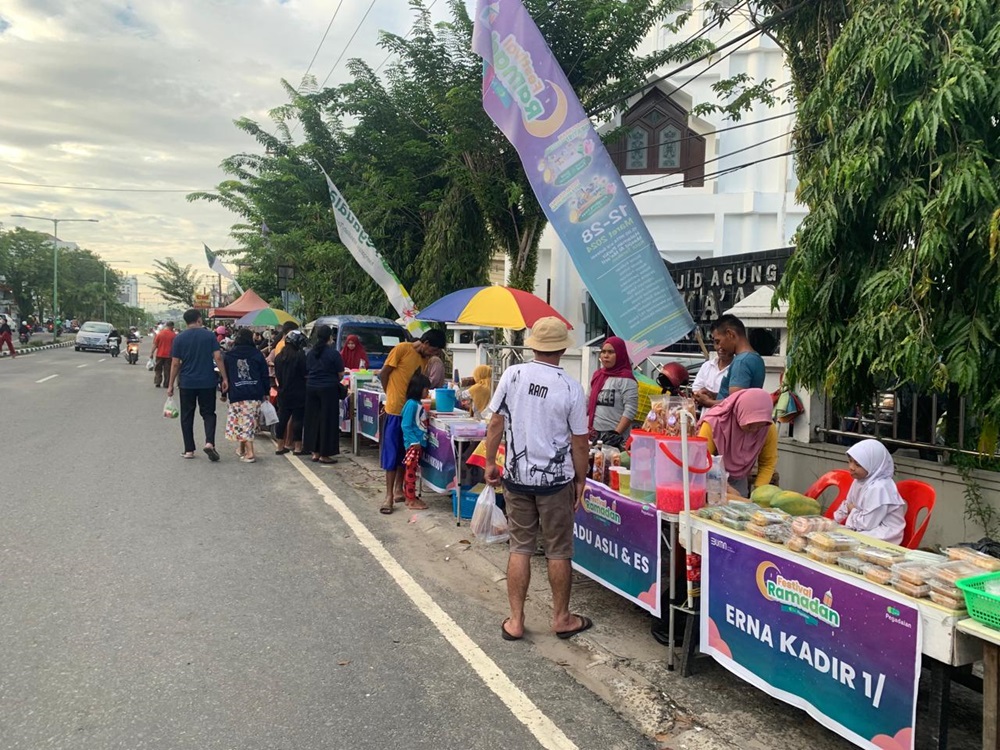 DIIMBAU: Pedagang takjil Ramadan diimbau tak menjajakan dagangan terlalu siang. FOTO: AGUS DIAN ZAKARIA/RADAR TARAKAN