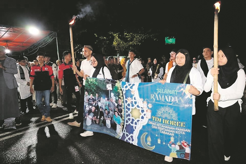 RAMAI: Parade musik sahur di Tarakan, Sabtu (30/3) malam. AGUS DIAN ZAKARIA/RADAR TARAKAN