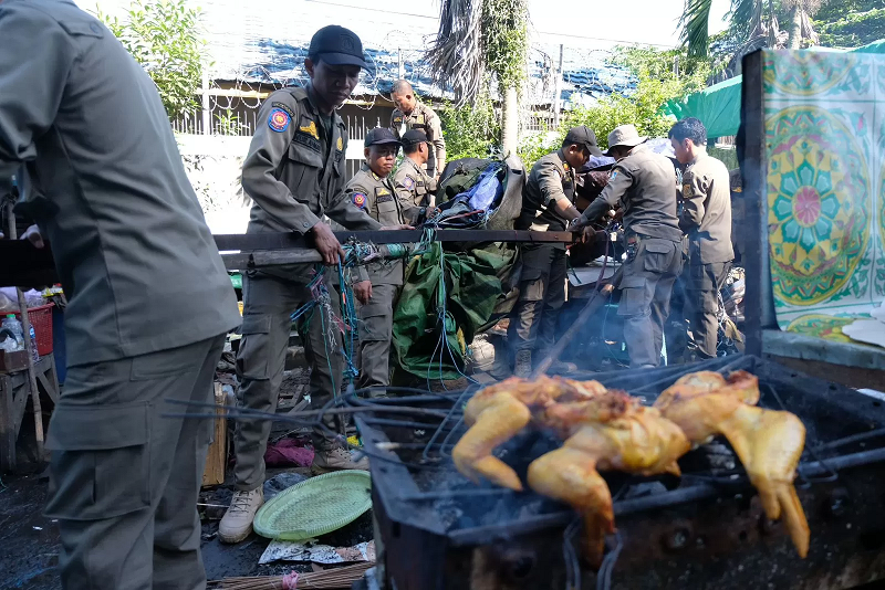 KP DITERTIBKAN : Puluhan PKL di sepanjang jalan kawasan Pelabuhan Semayang berharap ada solusi setelah ditertibkan
