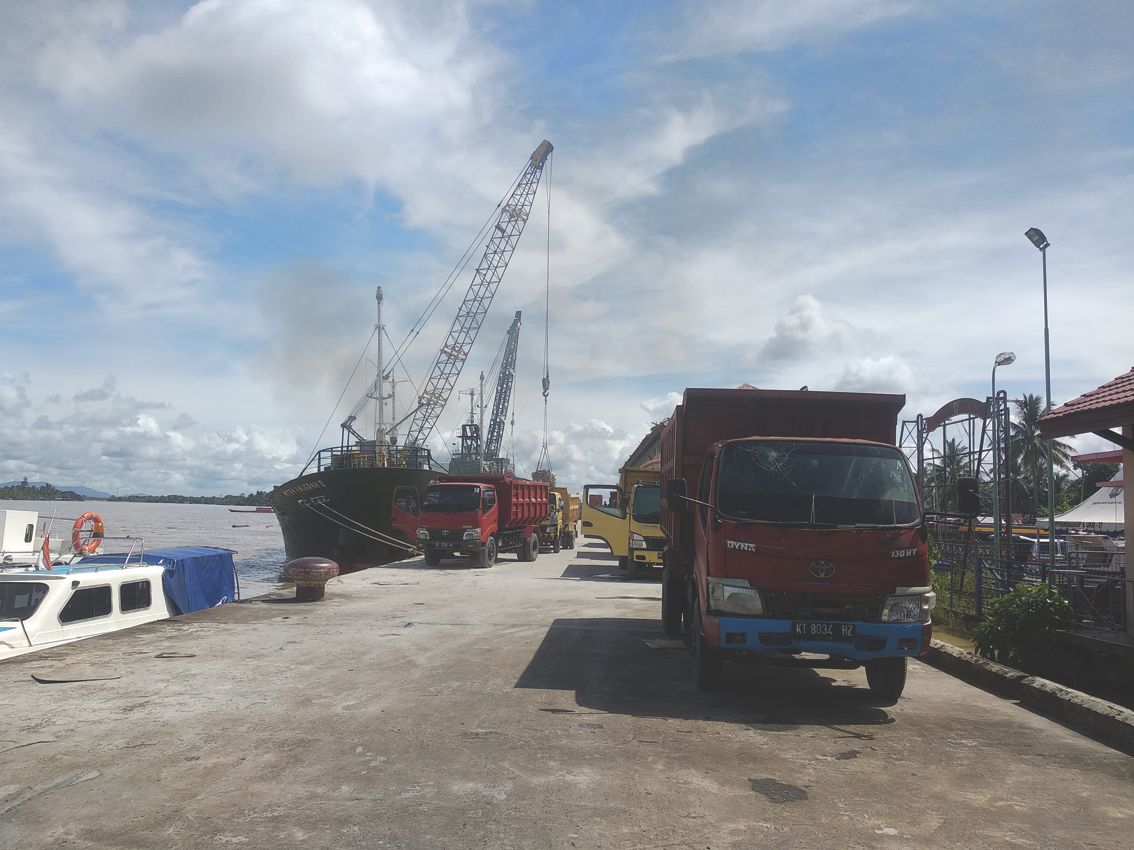 RADAR KALTARA KOMODITAS: Aktivitas bongkar muat pada kegiatan ekspor-impor pada pelabuhan di Kaltara.