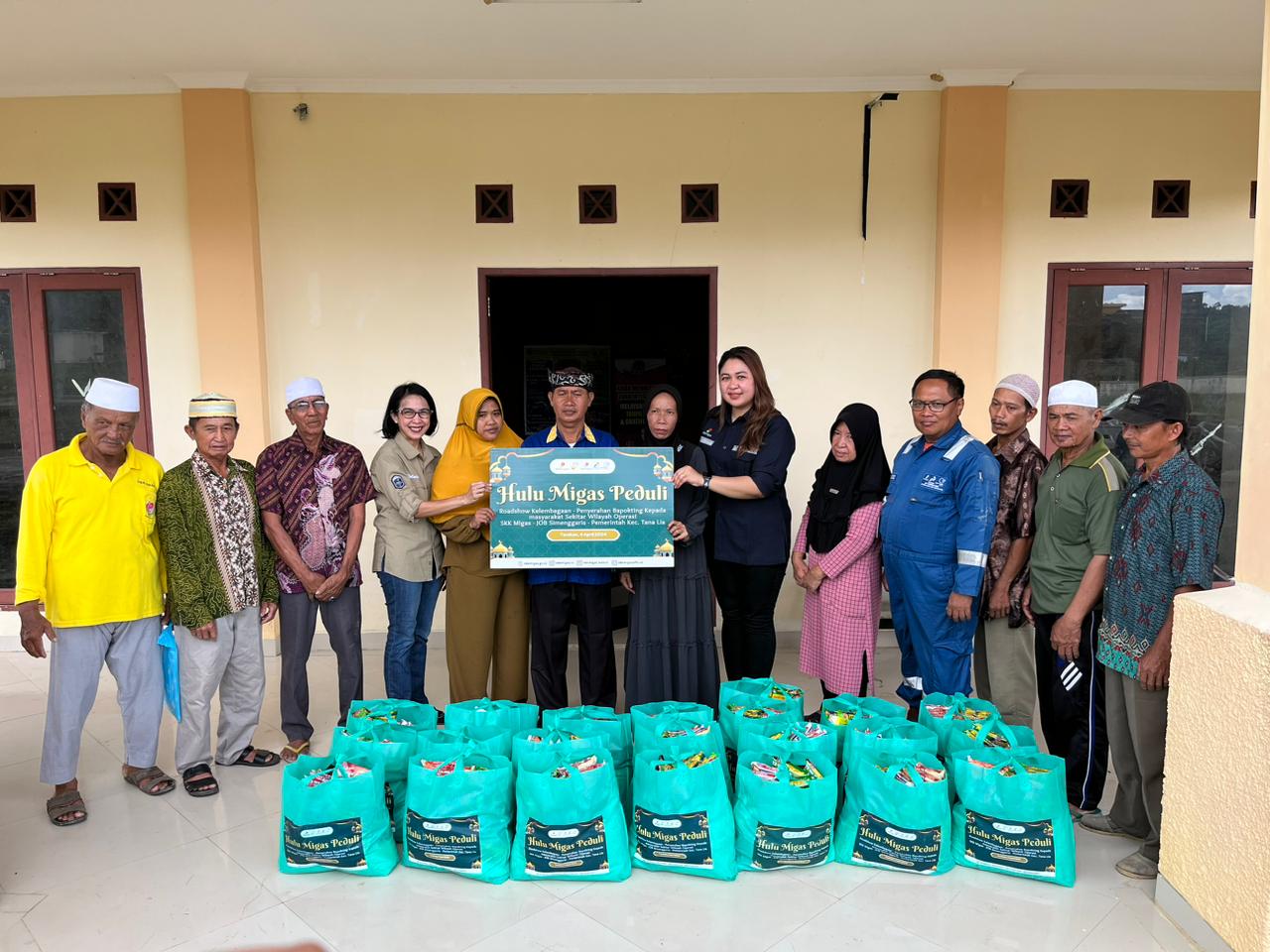 camat tana lia saat menerima langsung bantuan sembako untuk warga di desanya