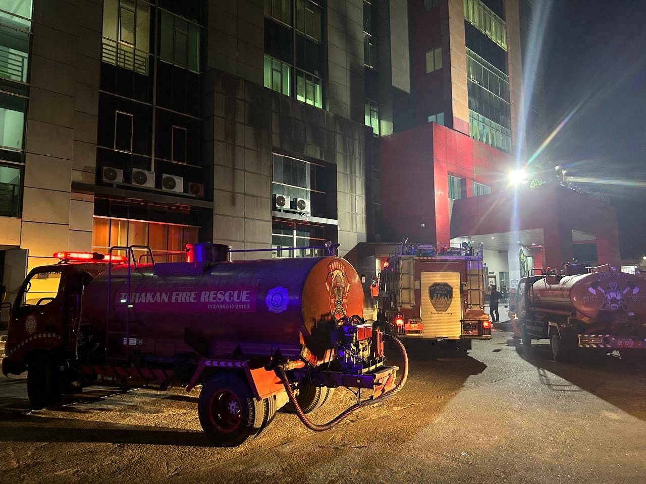 ELIAZAR/RADAR TARAKAN  == Mobil pemadam kebakaran yang bersiaga di depan RSUD dr Jusuf SK.