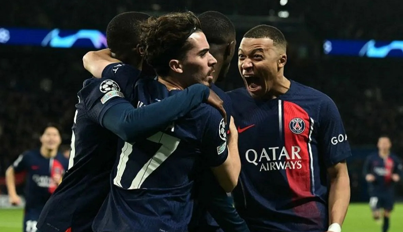 AFP/MIGUEL MEDINA BALIKKAN KEADAAN : Para pemain Paris Saint-Germain melakukan selebrasi usai timnya mencetak gol ke gawang Barcelona.