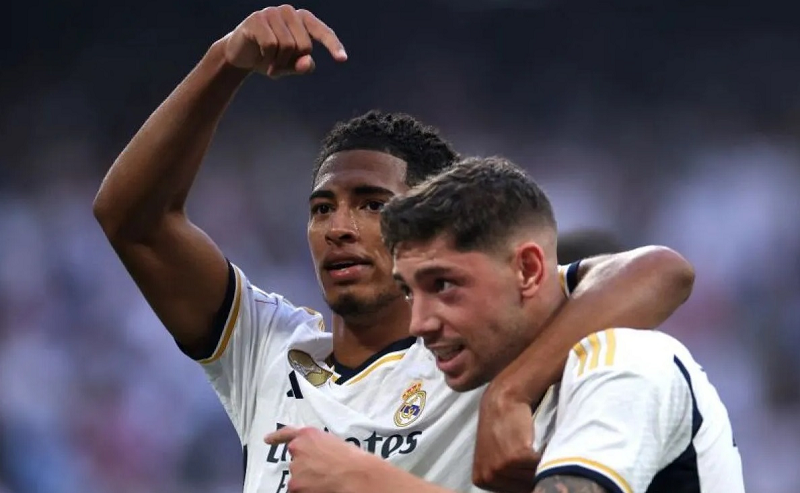 REUTERS/ISABEL INFANTES APRESIASI : Pesepak bola Real Madrid Jude Bellingham (kiri) merayakan golnya ke gawang Osasuna bersama rekannya Federico Valverde dalam laga lanjutan Liga Spanyol.