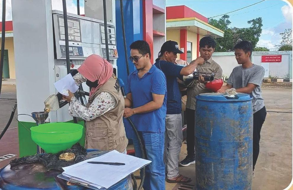 TERA ULANG:Tim Metrologi Legal laķukan p&egrave;nĝecekan takaran di SPBU Jl Trans Kaltara Tideng Pale.