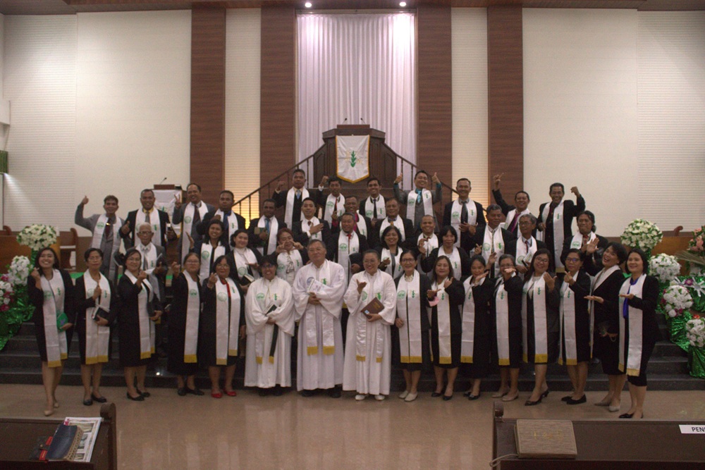 FOTO BERSAMA: Ketua II Majelis Sinode XXI GPIB, Pdt. Manuel Essau Raintung, S.Si. M.M, Pdt. Retno W. Siahaan-Sumaredi, M.Th, Pdt. Sylvia Elvira O. Panauhe-Wajong, S.Th melakukan foto bersama