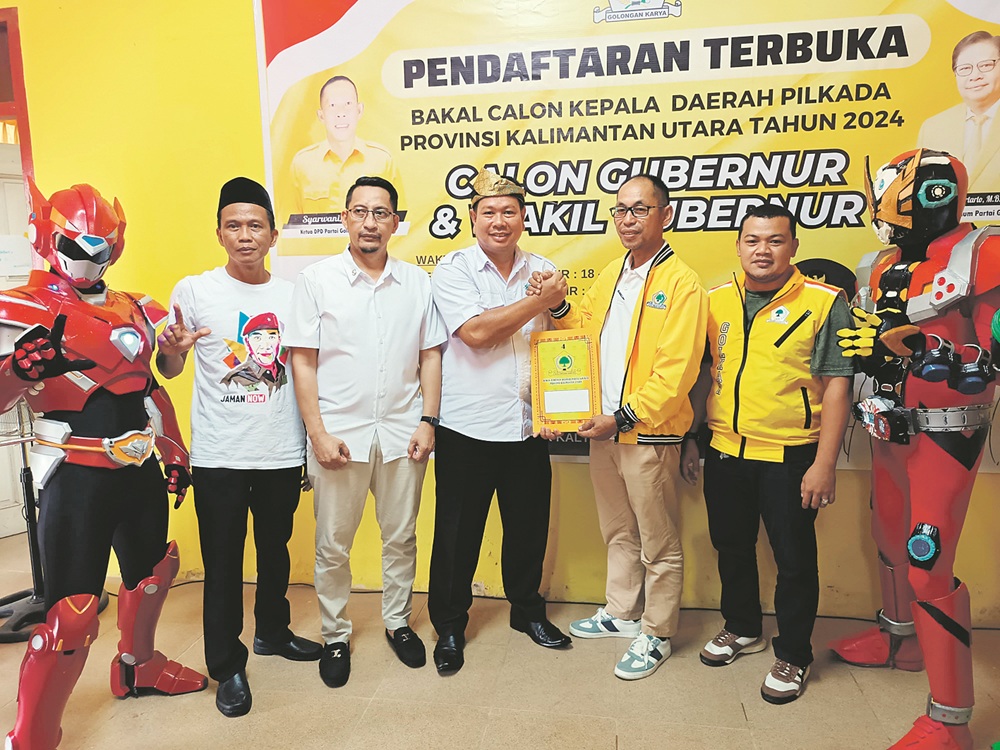 PILKADA: Sahabat Andi Sulaiman mengambil formulir pendaftaran di Partai Golkar Kaltara. FOTO: IWAN K/RADAR TARAKAN