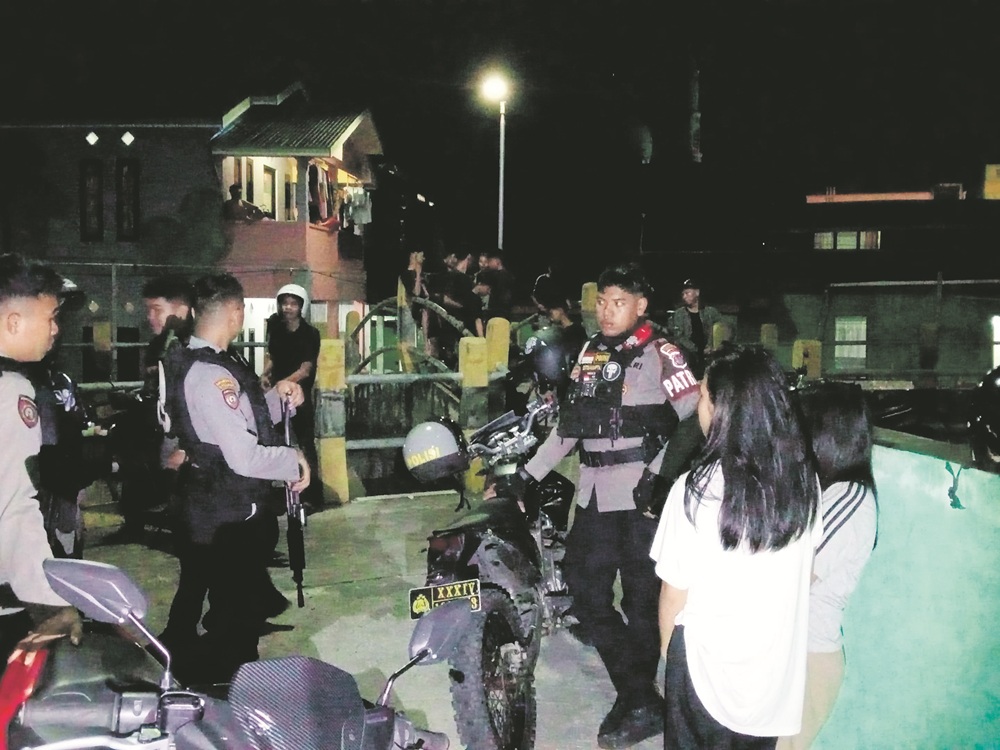 DIBUBARKAN: Tim Patmor Sat Samapta membubarkan aksi perkelahian dua kelompok remaja. FOTO: SATSAMAPTA POLRES TARAKAN