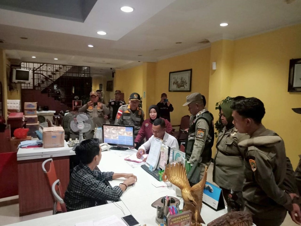 TERJARING RAZIA: Petugas gabungan yang melakukan razai dan berhasil mengamankan 11 orang. FOTO: ISTIMEWA