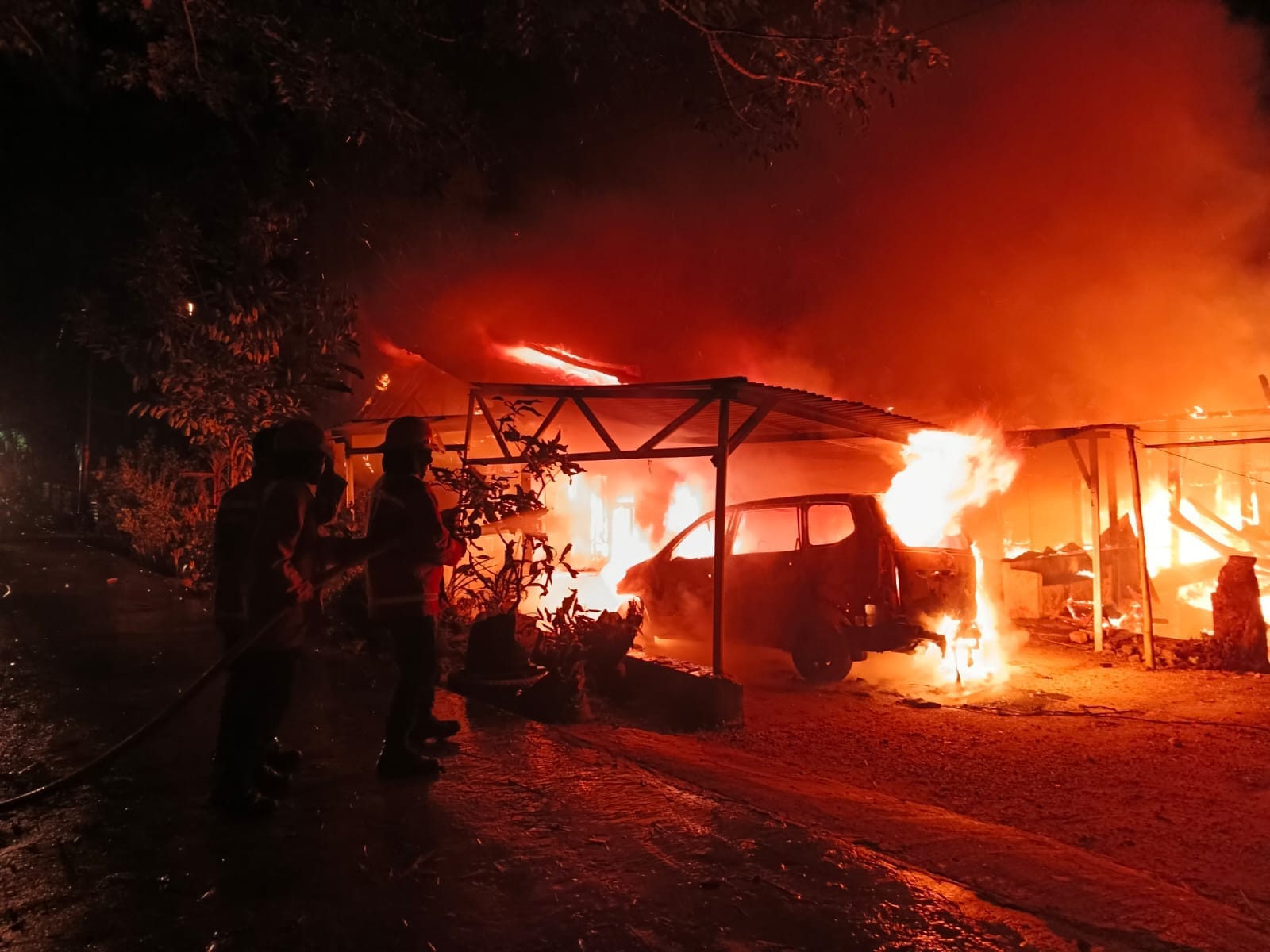 LUDES: Kebakaran terjadi di Jalan Persemaian, Gang Bukit Indah, RT 20, Kelurahan Nunukan Tengah sekira pukul 04.00 Wita pada Senin (29/4). FOTO: ISTIMEWA