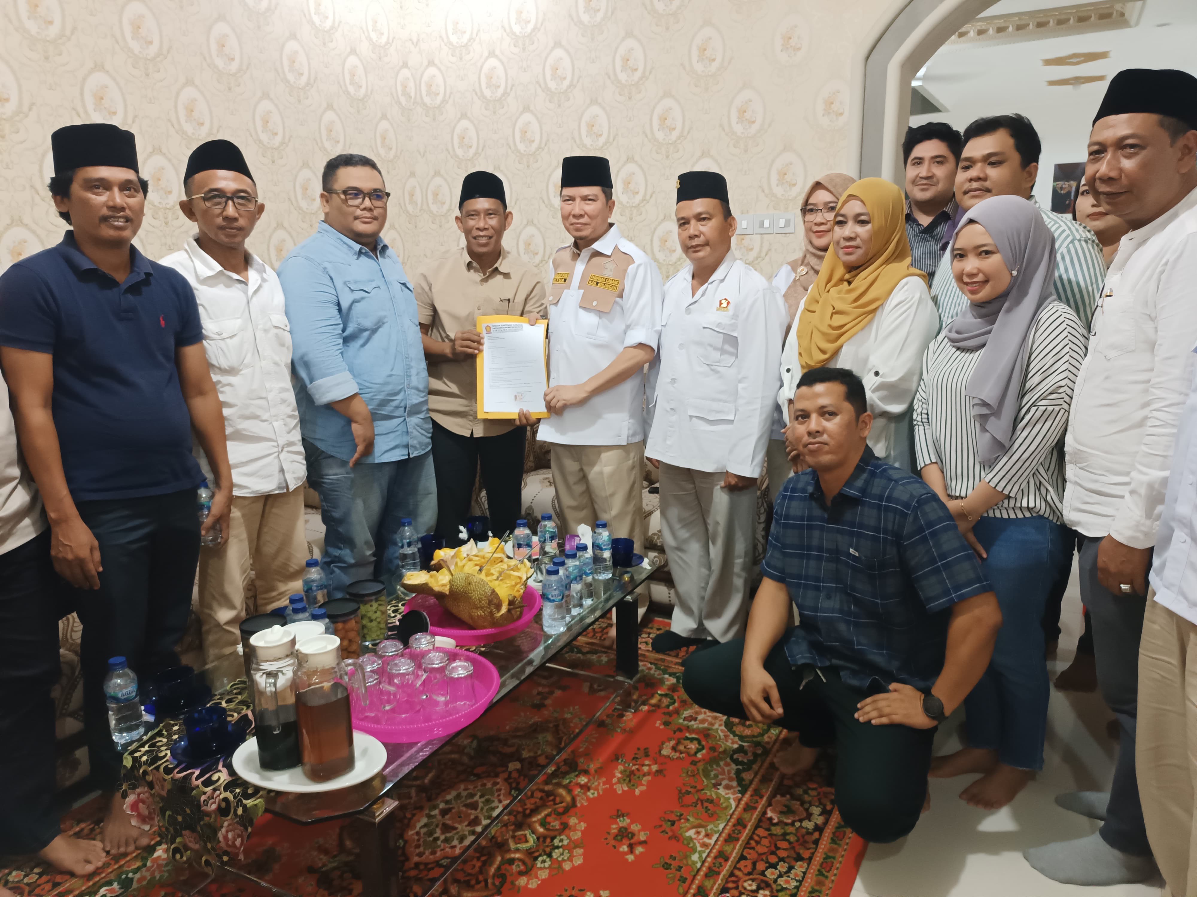 IWAN K/RADAR TARAKAN BANGUN KOALISI: Syarwani kembalikan formulir pendaftaran bakal calon bupati ke DPC Partai Gerindra Bulungan.