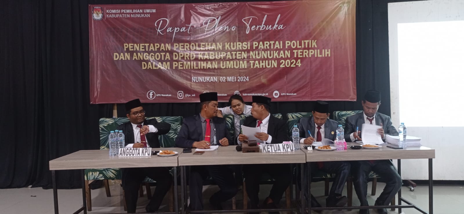 PLENO: KPU Nunukan menggelar pleno penetapan hasil Pemilu 2024 di Nunukan, Kamis (2/5). FOTO: ASRULLAH/RADAR TARAKAN