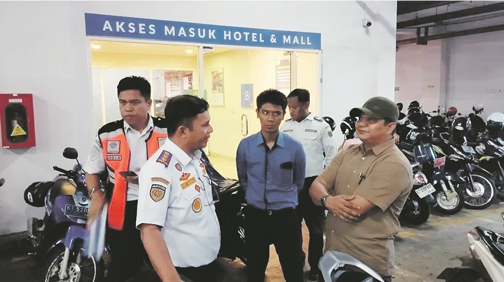 KP PERIKSA: Hotmarulitua Manalu (kiri) berdiskusi dengan pengelola parkir Mal City Centrum dalam agenda pengecekan, Senin (29/4).