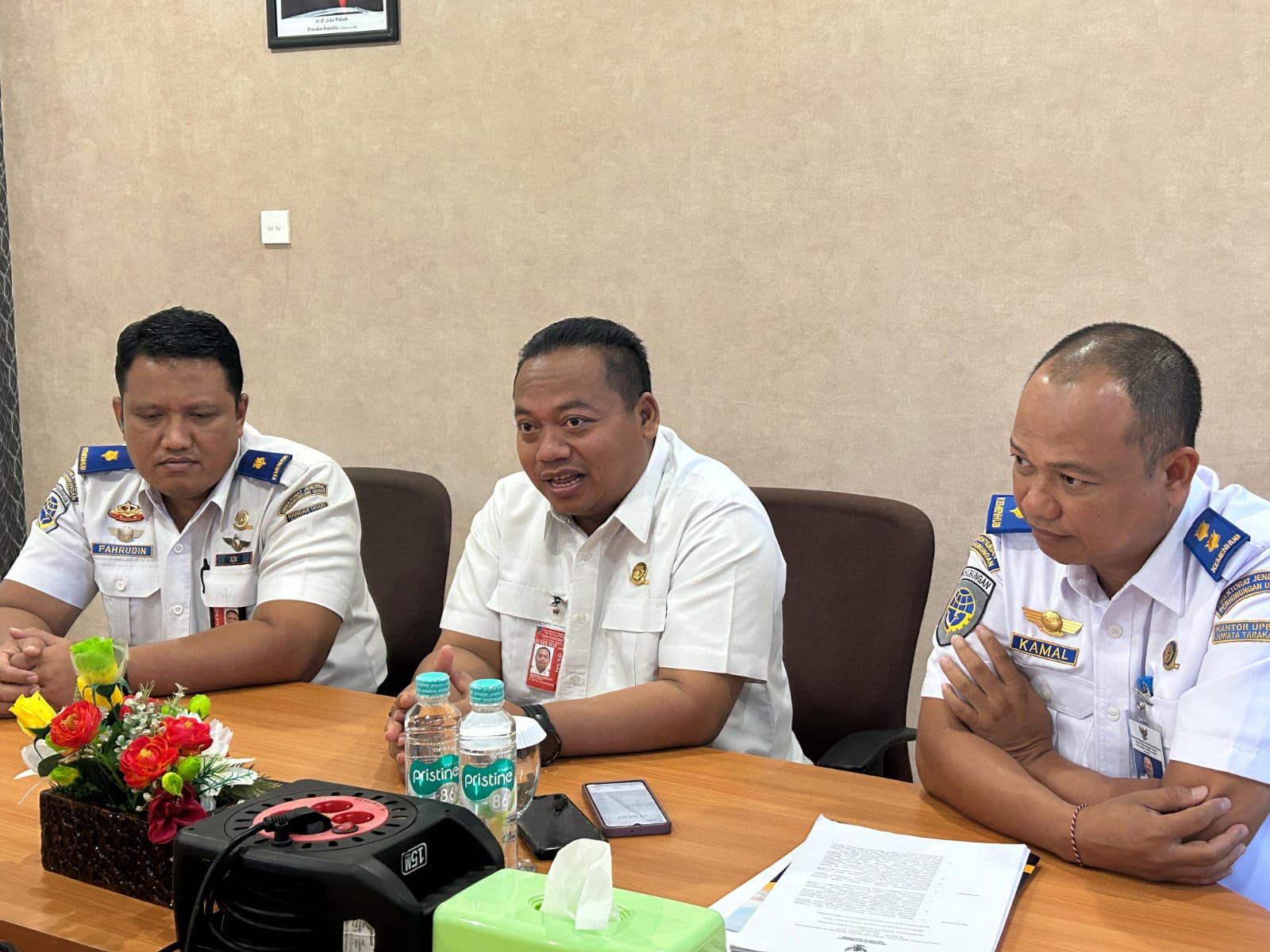 DICABUT: Kepala Bandara Juwata Tarakan, Bambang Hartato memberikan keterangan terkait dengan pencabutan status internasional Bandara Juwata Tarakan. FOTO: ELIAZAR/RADAR TARAKAN