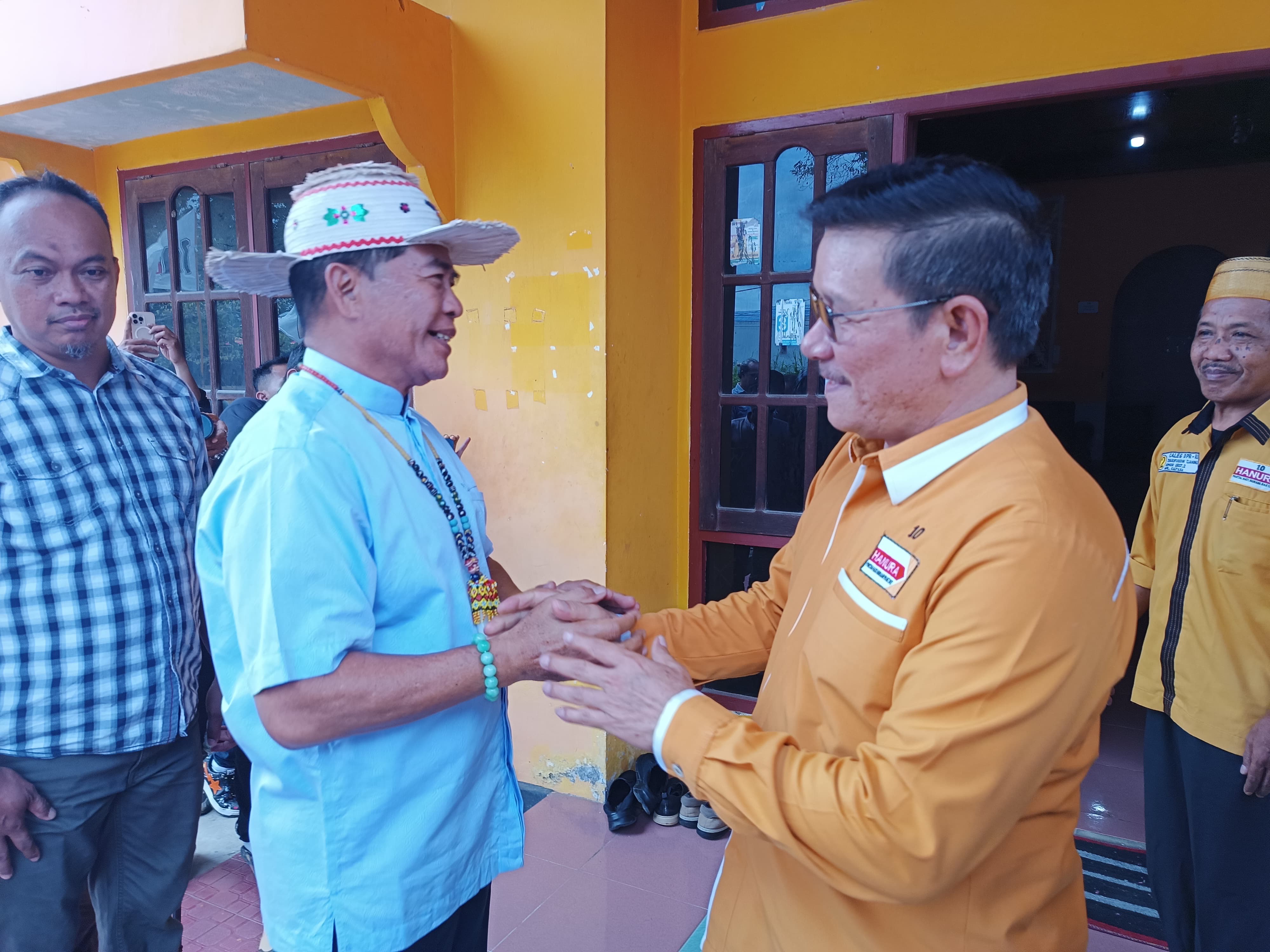 IWAN K/RADAR TARAKAN PILGUB: Zainal A Paliwang disambut hangat oleh Ingkong Ala saat mendaftar di Partai Hanura, Rabu (8/5).
