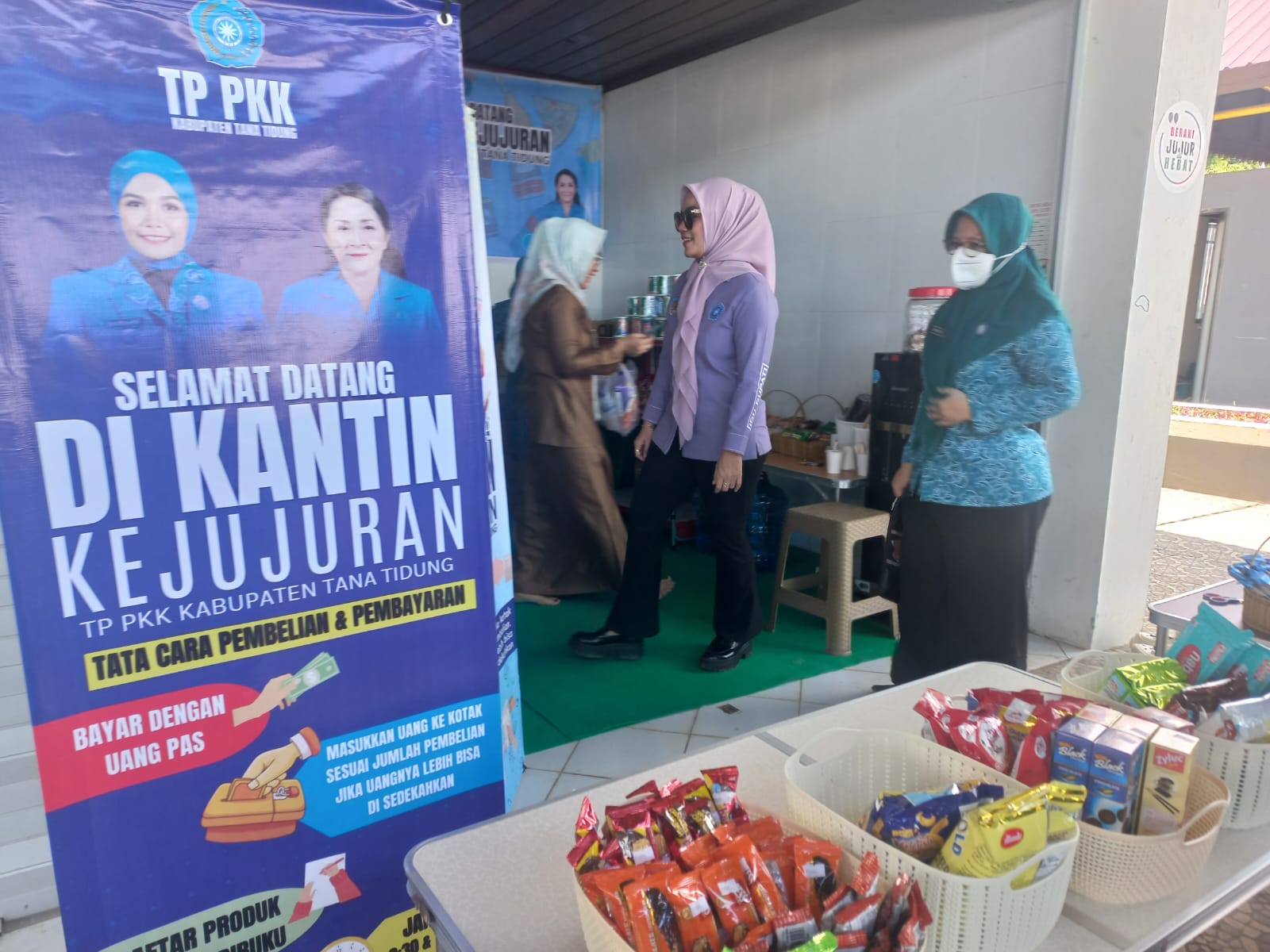 FOTO: SOPIAN/RADAR TARAKAN HARUS JUJUR: Kantin Kejujuaran TP PKK Tana Tidung yang dibuka di pelabuhan Keramat, Tana Tidung.
