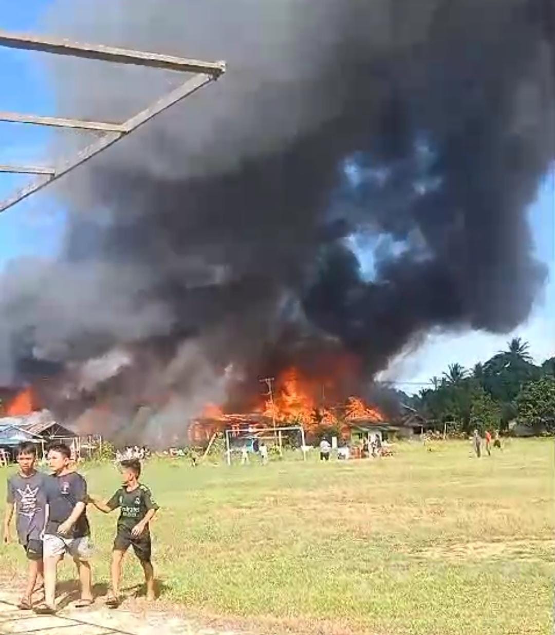 MEMBARA: Api membakar sejumlah rumah di Desa Long Beluah, Kecamatan Tanjung Palas Barat.
