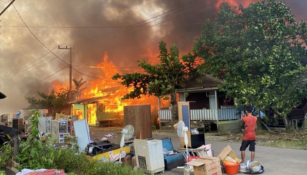 MEMBARA: Kebakaran melanda pemukiman warga di Desa Long Beluah, Kecamatan Tanjung Palas Barat, Bulungan.