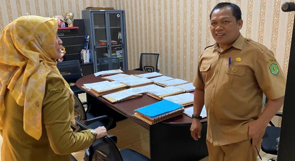 KP SEMUA LULUS: Kepala Disdikbud Kaltim Wilayah VI Berau Juanita Sari (kiri) bersama seorang staf sedang menunjukkan tumpukan ijazah SMA yang nantinya didistribusikan ke sekolah-sekolah.