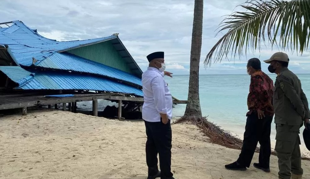 KP TANGANI ABRASI: Sudah bertahun-tahun abrasi pantai terjadi di Pulau Derawan. Bahkan kepala daerah dan anggota dewan sudah melihat langsung. Tapi baru tahun ini ada upaya penanganan.