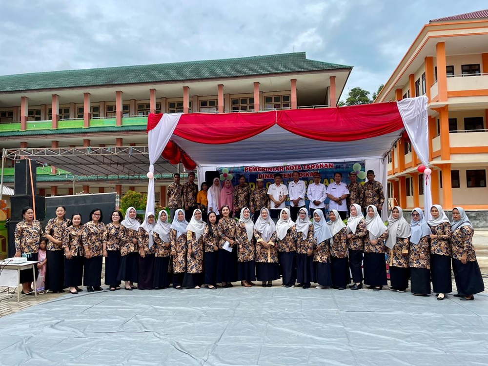 BERSINERGI: Kepala Dinas Pendidikan Kota Tarakan, Tamrin Toha berfoto bersama Kepala Sekolah dan jajaran Guru SDN 041 Tarakan.