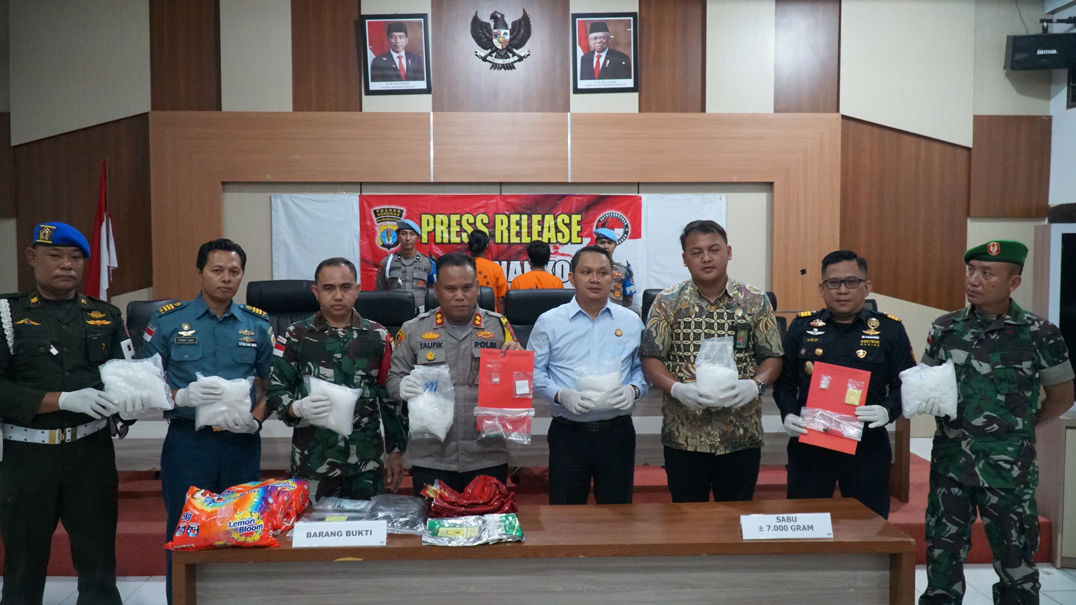 UNGKAP JARINGAN SABU: Sabu seberat 7 Kg yang hendak diselundupkan bersamaan barang bawaan penumpang dari Tawau, Malaysia terungkap Polres Nunukan. FOTO: RIKO ADITYA/RADAR TARAKAN