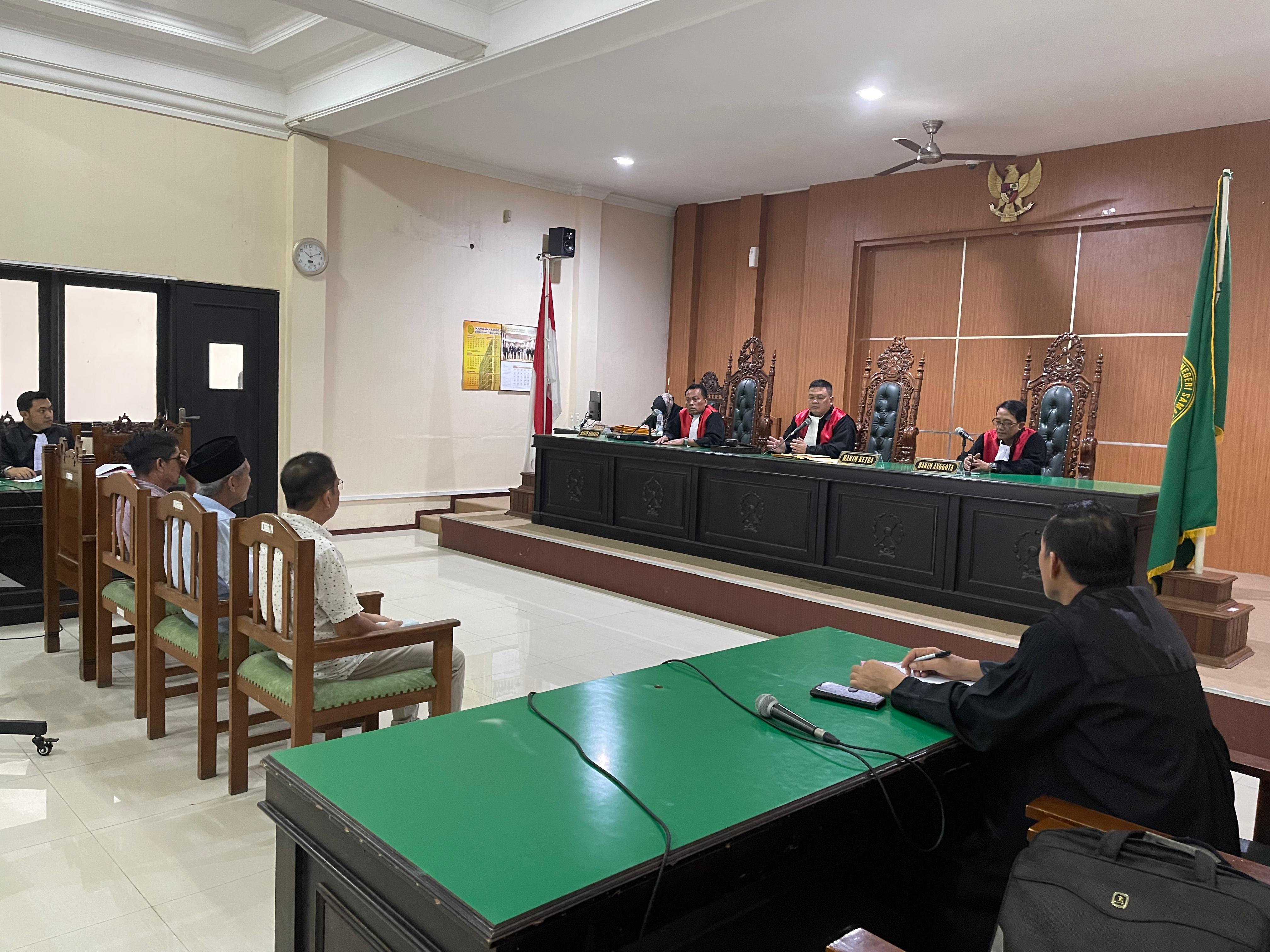 SIDANG TUNTUTAN: Ketiga terdakwa dugaan kasus tindak pidana korupsi pada pengerjaan pembangunan jaringan irigasi di Desa Lembudud, Krayan saat menjalani sidang tuntutan. FOTO: DOK KEJARI NUNUKAN