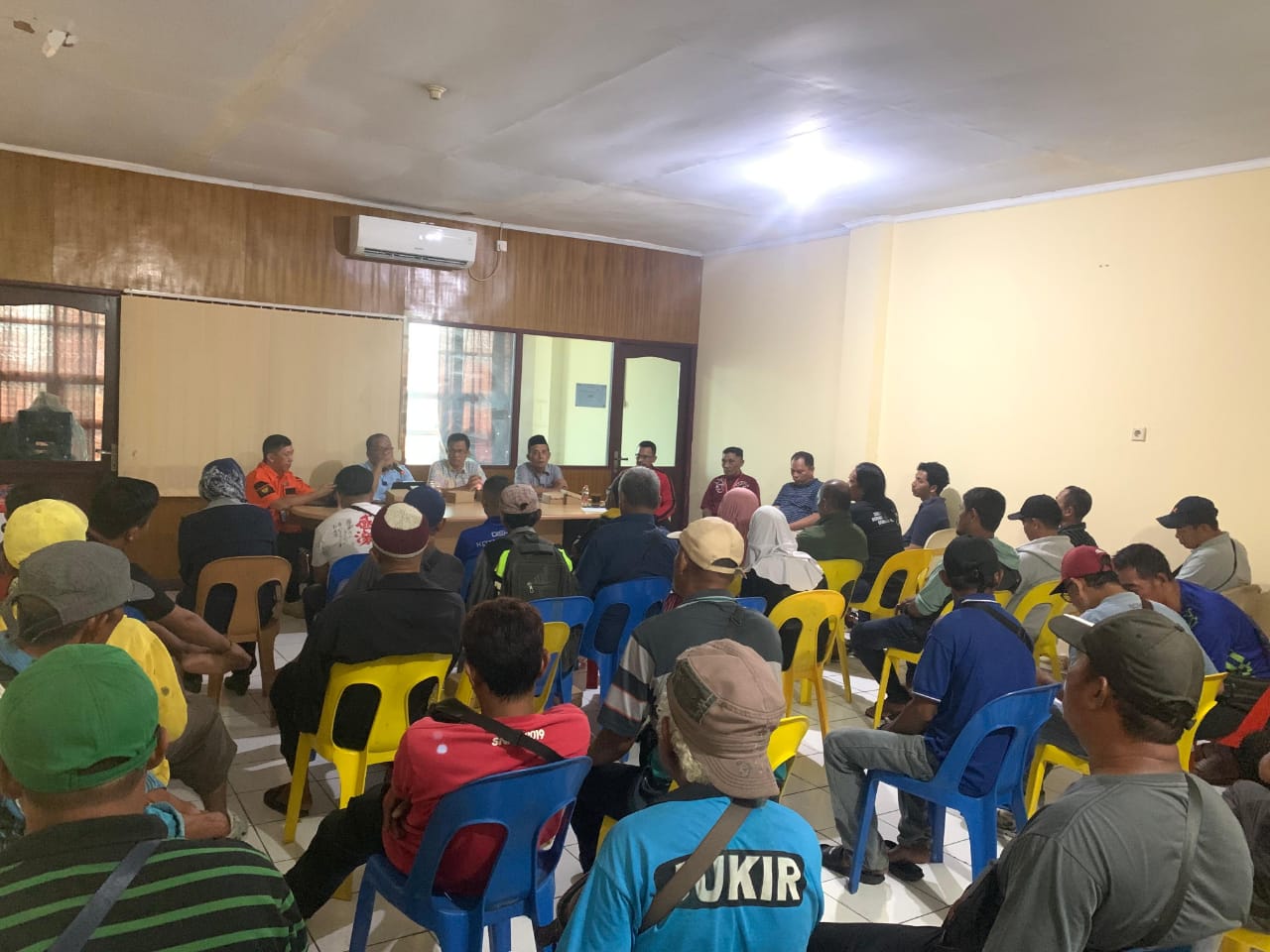 DIBINA: Ratusan juru parkir diberi pembinaan oleh Perumda Aneka Usaham FOTO: AGUS DIAN ZAKARIA/RADAR TARAKAN