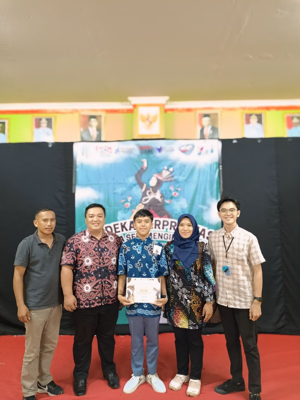 BERI DUKUNGAN: Guru SMAN 1 Krayan Yohanes Tandi Aman, S.Pd saat mendampingi Ery Pengiran.