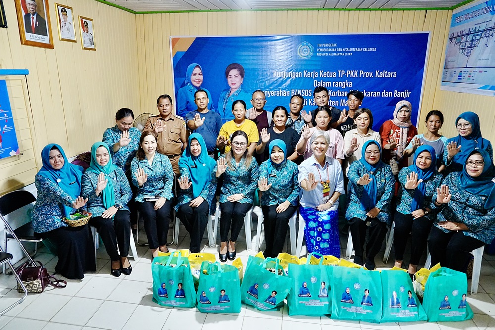 BERIKAN BANTUAN: Ketua TP PKK Kaltara, Hj. Rahmawati Zainal, S.H, menyerahkan bantuan korban kebakaran yang terjadi di Malinau beberapa pekan lalu. FOTO: DKISP
