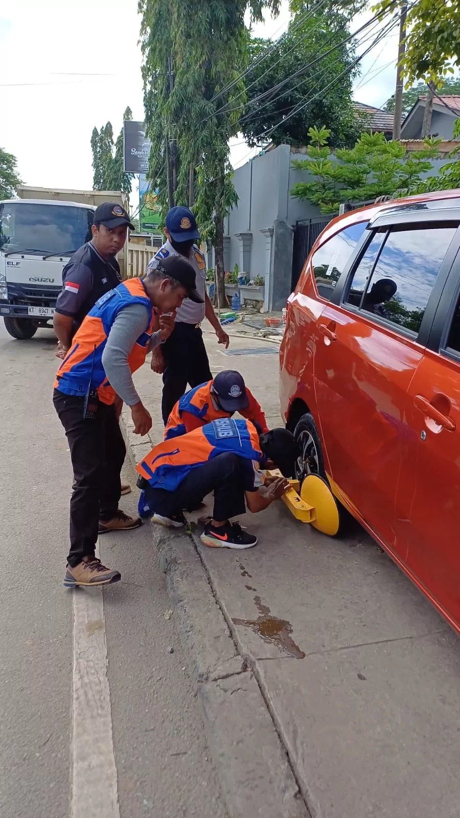 EKO PRALISTIO/KP NAKAL: Enam mobil yang memarkir di depan Perpusda, Jalan Juanda, dikempiskan dan digembok lantaran menyalahi aturan, Rabu (5/6).