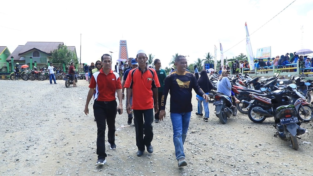 TINJAU LAPANGAN: Bupati didampingi aparat Desa Kelubir meninjau pembangunan.
