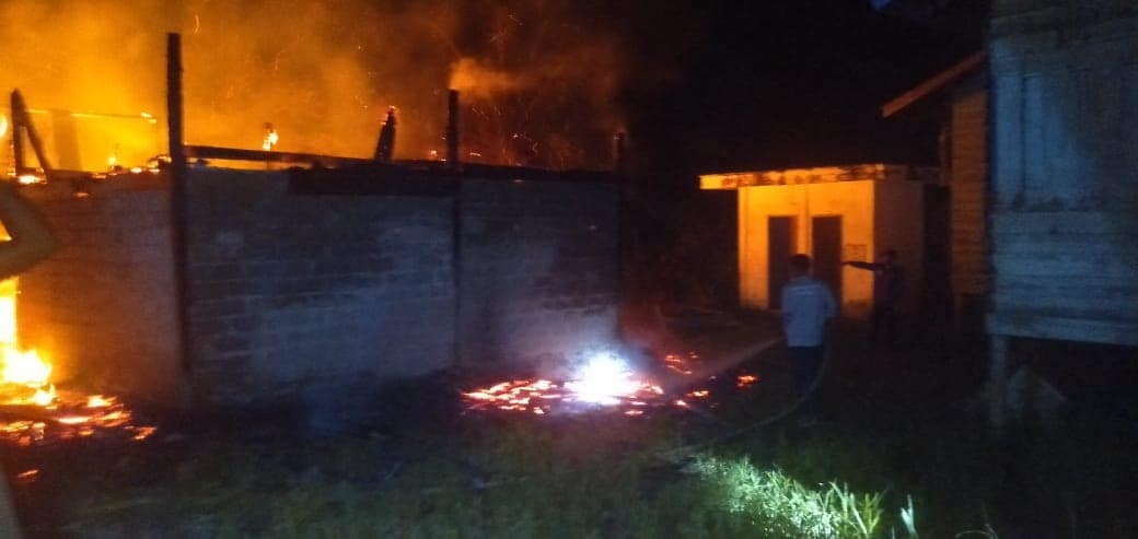 RUMAH TERBAKAR: Rumah milik wakil adat besar di Tulin Onsoi dilahap sijago merah Kamis (13/6) dini hari. FOTO: DOK DISDAMKAR NUNUKAN
