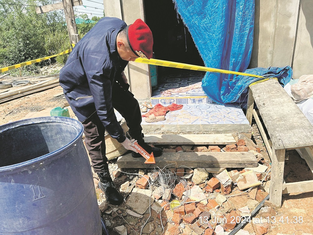 OLAH TKP: Polisi saat melakukan olah TKP di rumah korban pasutri yang meninggal diduga tersengat listrik. FOTO: DOK POLSEK SEBATIK TIMUR