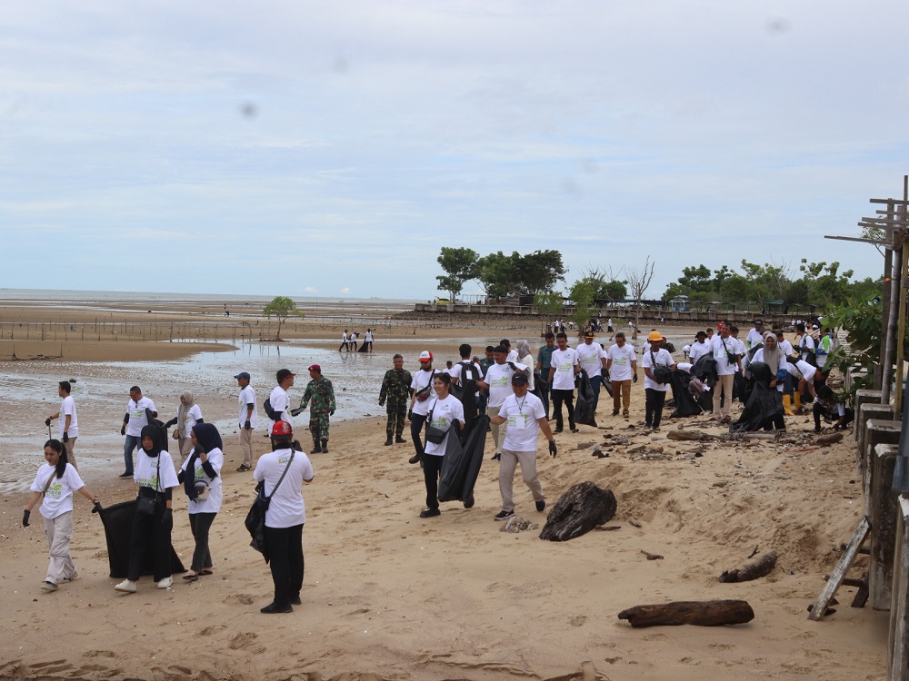 MEMBERSIHKAN PANTAI AMAL: Antusias peserta saat mengumpulkan sampah di pantai amal lama.