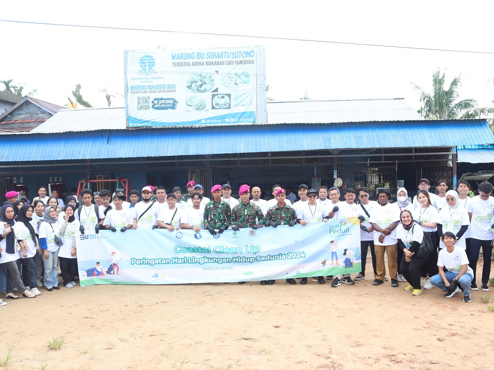BERKOLABORASI: Sebelum membersihkan sampah dipantai amal, para peserta melakukan foto bersama