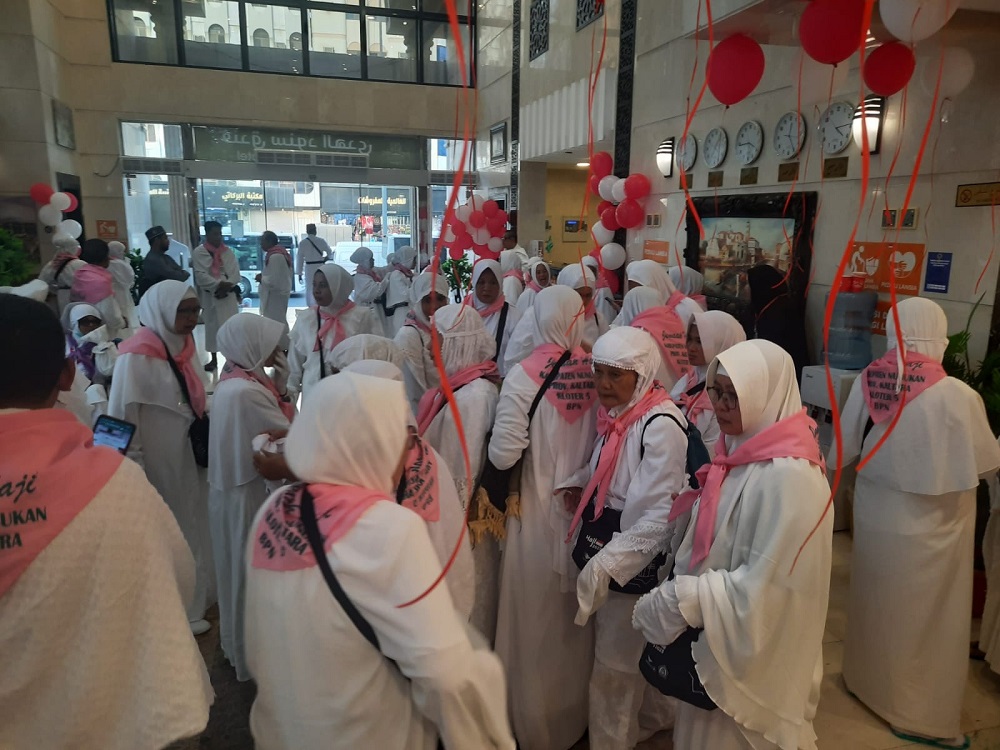 KE TANAH SUCI: Tampak jemaah haji Kaltara saat memasuki asrama haji Embarkasi Balikpapan.