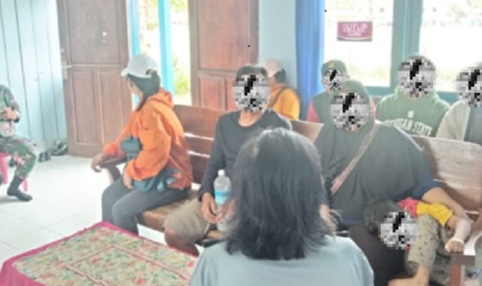 DIAMANKAN: Personel Imigrasi Nunukan di Long Midang, Krayan kembali menemukan pekerja migran Indonesia (PMI) nonprosedural yang kembali ke Tanah Air. FOTO: ISTIMEWA