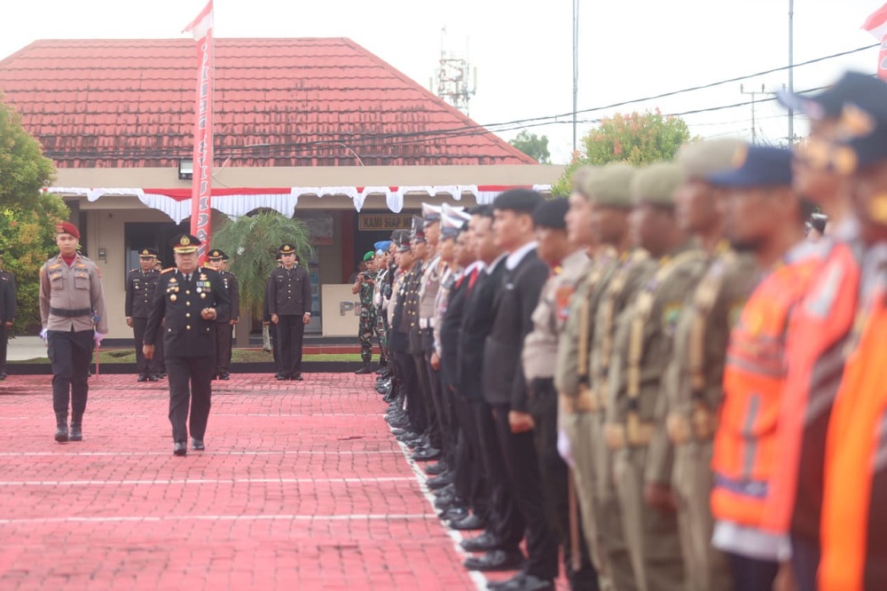 HUT BHAYANGKARA: Kapolersta Bulungan saat memeriksa pasukan dalam upacara peringatan Hari Bhayangkara, Senin (1/6).