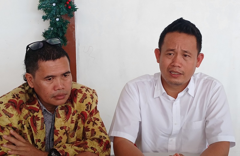 SAMPAIKAN SIKAP: Ketua DPW PSI Kaltara, Mikael Pai (kanan) memberikan keterangan kepada awak media terkait dukungan PSI di Pilkada Tana Tidung, Rabu (10/7). FOTO: AGUS DIAN ZAKARIA/RADAR TARAKAN