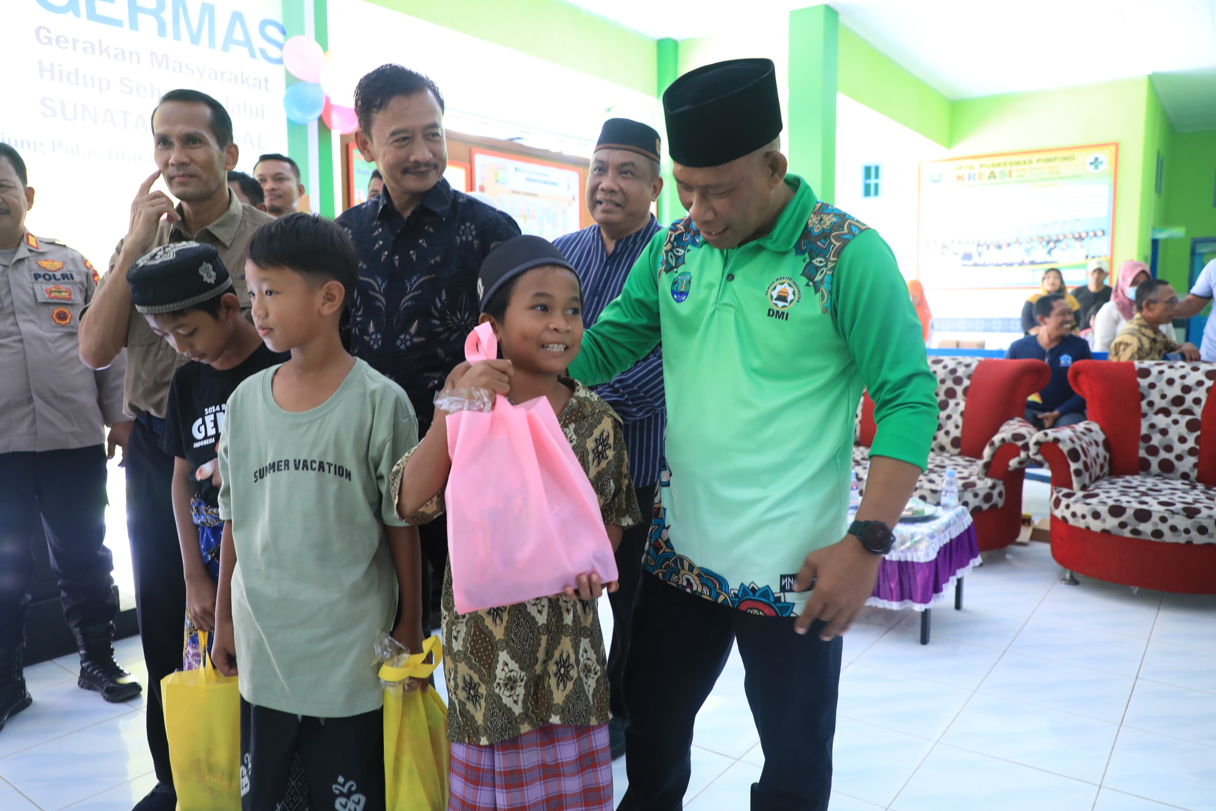 ISTIMEWA KESEHATAN: Bupati Bulungan, Syarwani, S.Pd., M.Si menghadiri baksos sunatan massal di Tanjung Palas Utara.